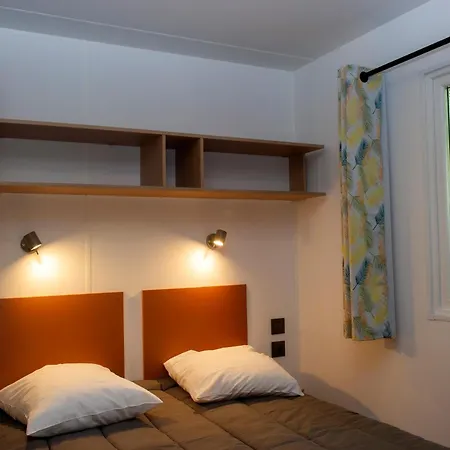 Club Bleues Domaine De Chateau Laval 3* Греу-ле-Бэн